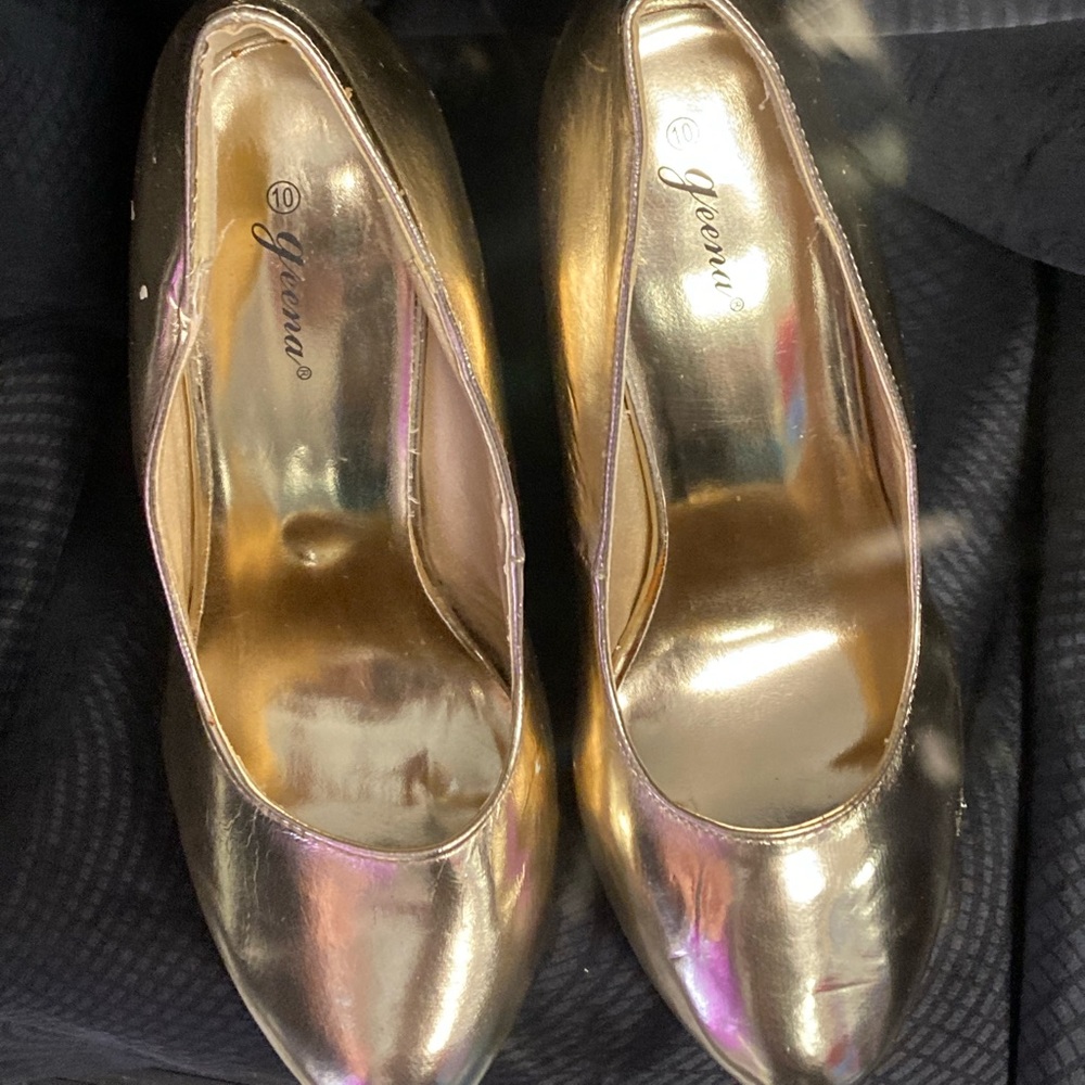 Gold pumps
